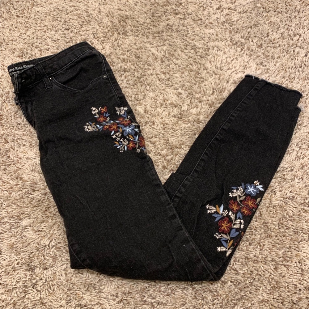 NEVER BEEN WORN • Mossimo Embroidered Denim